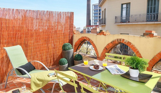 Design penthouse with private terrace 5 minutes from Las Ramblas