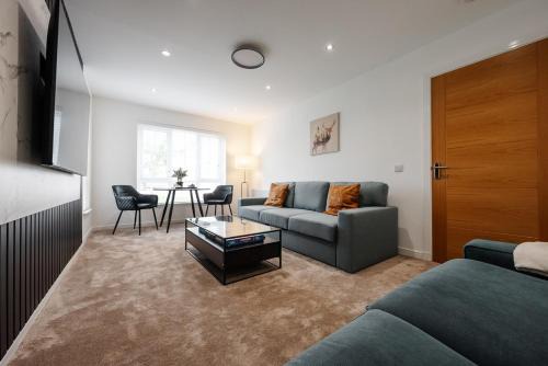 Detached 5 Bedroom Home In Glasgow with Driveway