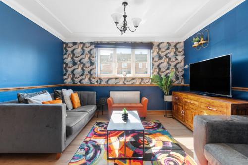 Detached House in Ashford with Free Parking and Hot Tub - Sleeps 10