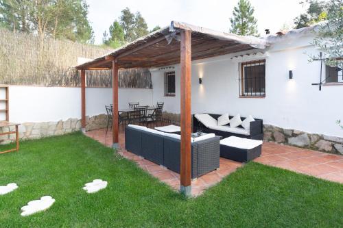 Detached villa for 6 People in Lloret de Mar with comunal Outdoor swimming pool