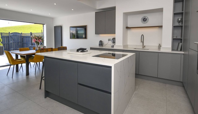 Dexters Den - Stunning large 3 bedroom cottage with sea views