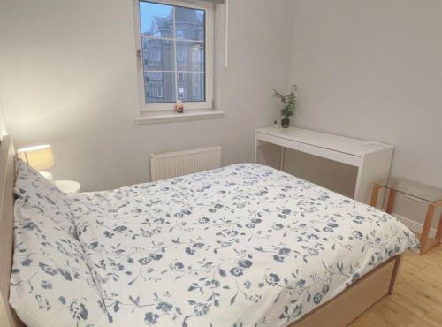 Double room with private bathroom n parking direct connection to airport train station