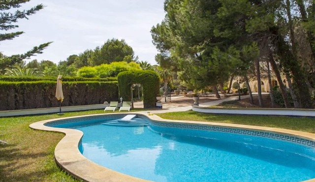 Dream vacation for large families with private road to the beach.