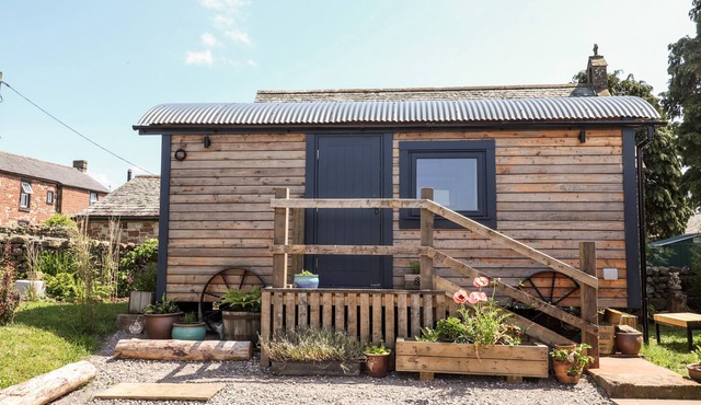 DUNFELL SHEPHERD'S HUT, pet friendly in Appleby-In-Westmorland