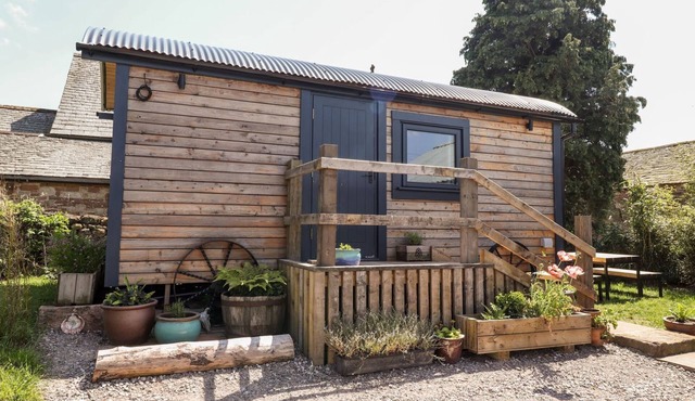 DUNFELL SHEPHERD'S HUT, pet friendly in Appleby-In-Westmorland