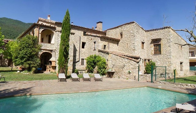 Duplex overlooking the pool