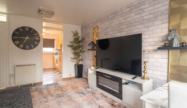 East Kilbride 1BHK Apartment with free parking