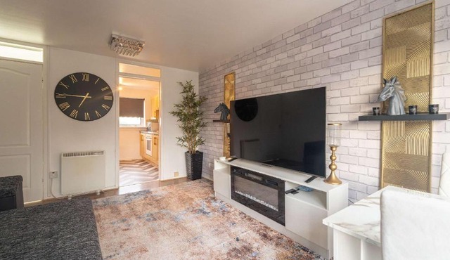 East Kilbride 1BHK Apartment with free parking