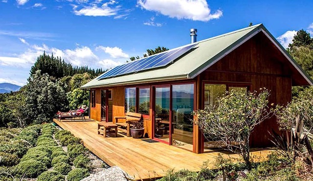 Eco-Friendly Cabin Overlooking Ocean near Abel Tasman National Park, New Zealand