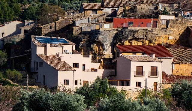 Edificio con Taller y Patio Interior, a los Márgenes de un Acogedor Pueblo