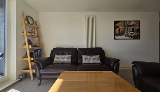 Edinburgh 1BR Apt with Balcony & Lift