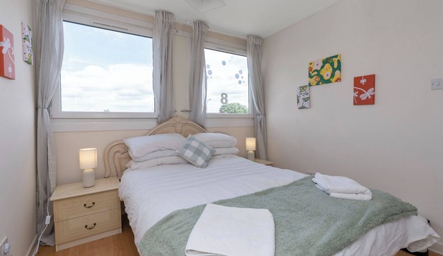 EDINBURGH BUNGALOW ROYAL INFIRMARY HOSPITAL AIRPORT FREE MOET AND PARKING B