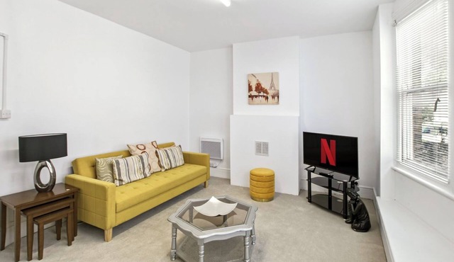 Elegant 3BR | Short London Commute | Fast Wi-Fi