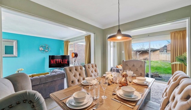 Elegant 4 Bed House with Parking & Garden-Sleeps 8