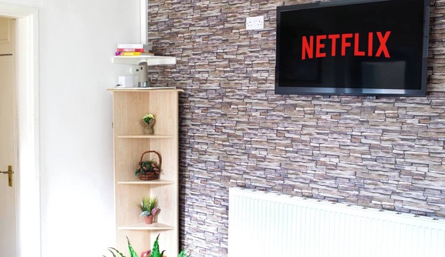 Elegant 5-Bedroom Home- Fast WiFi, Free parking & Netflix