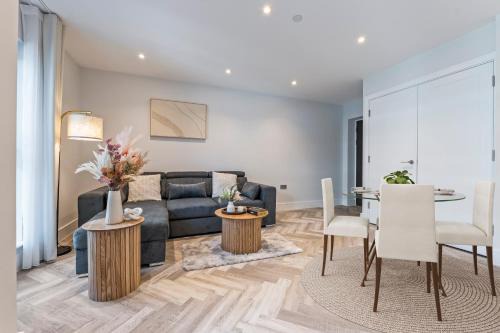 Elegant London Apartment - Next to Tube - Sleeps 4