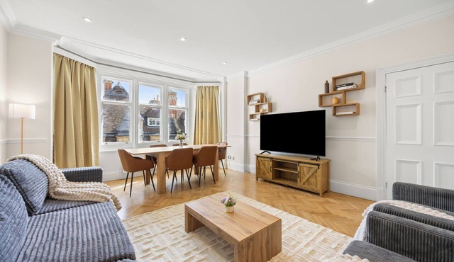 Elegant Mayfair Flat with City Views