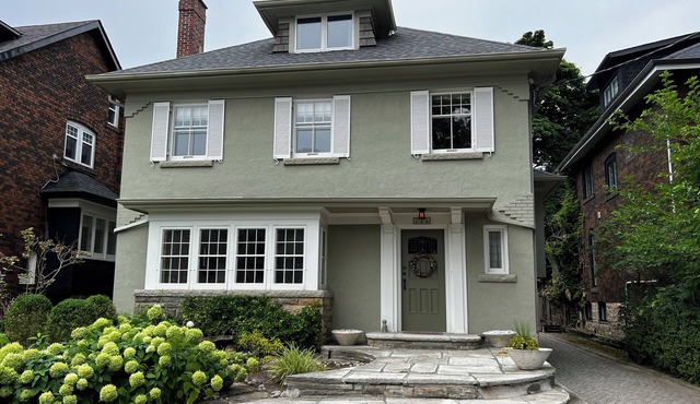 Elegant midtown Toronto home in coveted Chaplin Estates!