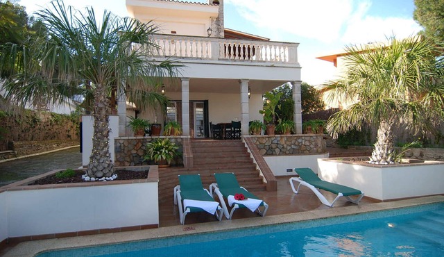 Elegant Villa with private pool and BBQ. Only 100 m. from sandy beach. Wifi zone