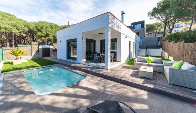 Elia: Modern house with pool 200m from the beach Montgó