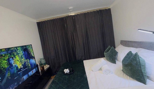 Elizabeth Line - Parking - WiFi - Sleeps 4