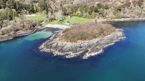 Ellary Cottage - Cosy Sleeps 4 Property, Remote Location at the Edge of the Water