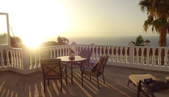 Enjoy life away from mass tourism with a fantastic sea view!