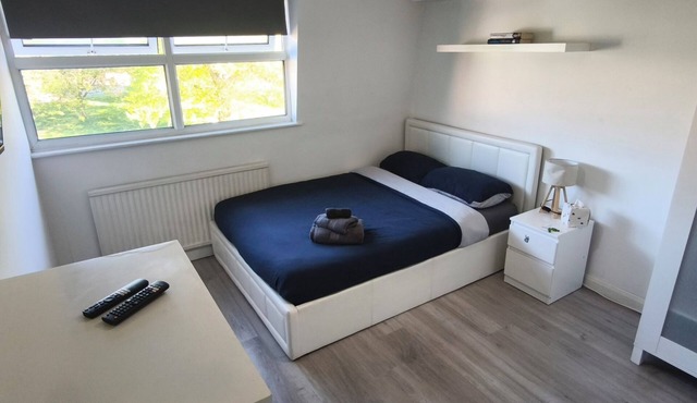Ensuite Room Near City Centre & Riverside Walks