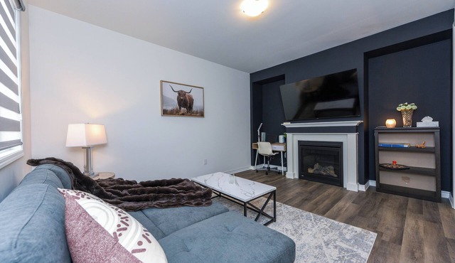 Entire 4BR Brand New Townhome | Milton - Sleep9 - Free Wi Fi, Parking, Crib