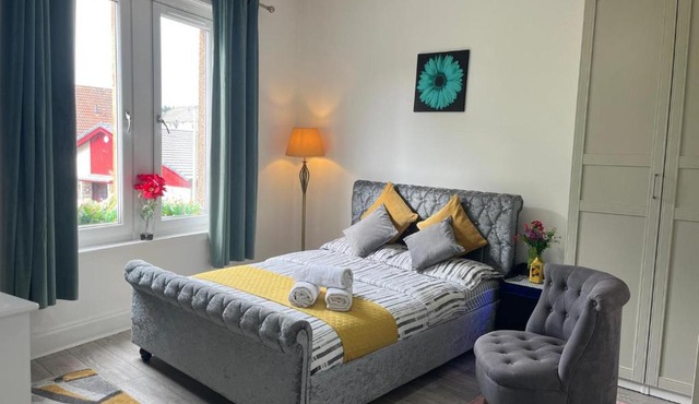 Entire Apartment with Self Check-In & Free Parking
