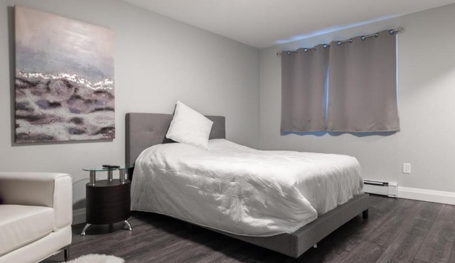 ENTIRE BACHELOR UNIT EN-SUITE UPTOWN WATERLOO - e5