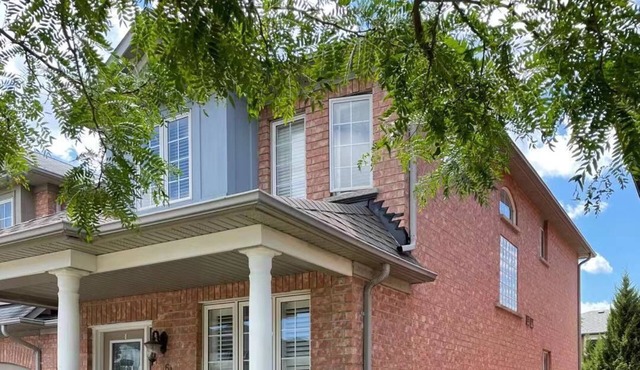 Entire End Townhouse Nearly Lake and Shopping Center with Large Deck and BBQ