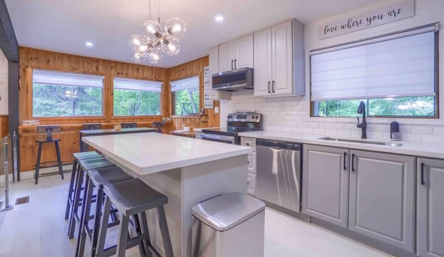 Entire kawartha lakes cottage with hottub