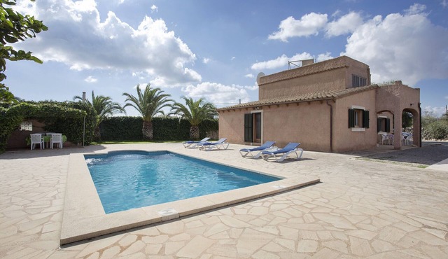 ES JARDI (SERVERA).Situated on the outskirts of the lovely town of Santanyi