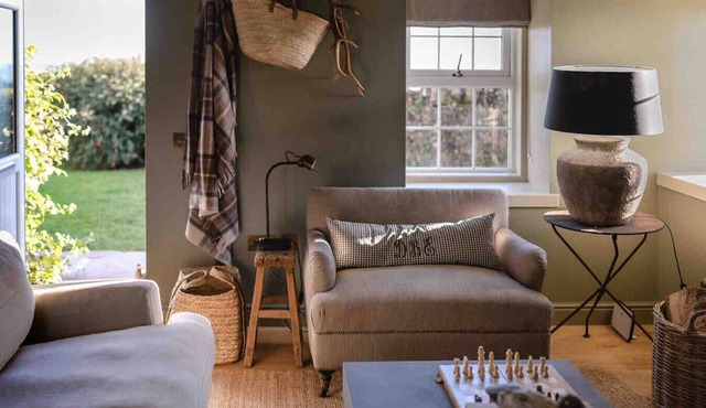 Escape to a luxury 2 bdrm country cottage and ocean views