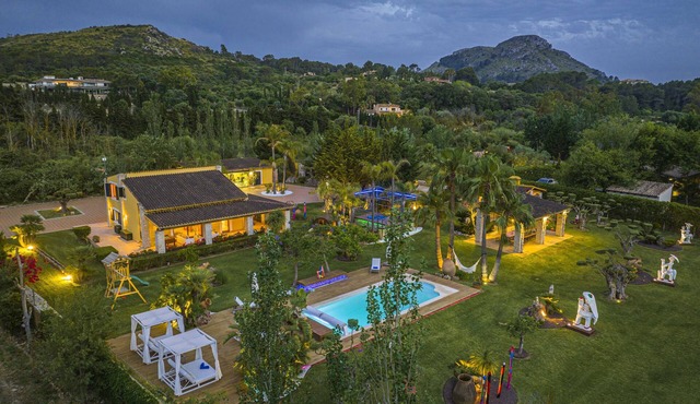 Exclusiva Villa con piscina climatizada, jacuzzi, sauna, gim, y 10000m2 jardín