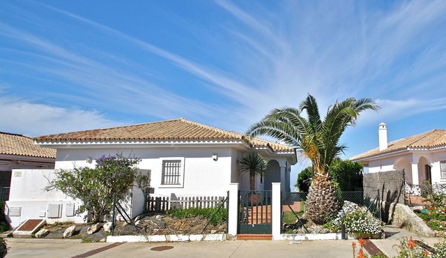 Exclusive holiday home for 10 people with pool in the first sea line