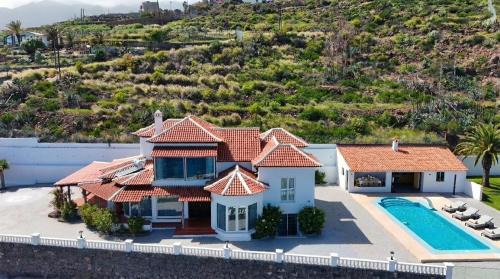 Exclusive Mountain Villa with Heated Pool & Stunning Ocean Views