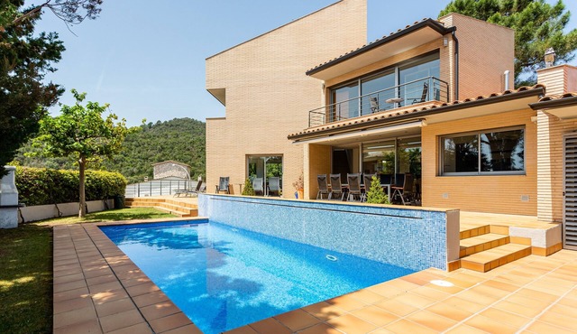 Exclusive Villa with Pool, Sea View, and Wi-Fi
