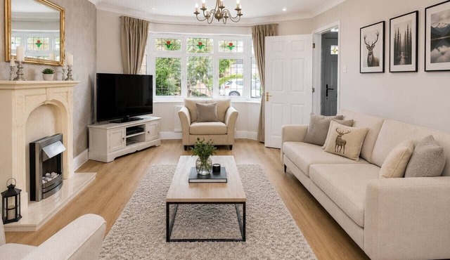 Executive Detached House Driveway Parking Work Space Fast WiFi Smart TVs Yoko Property