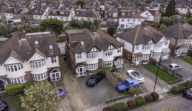 "Exquisite 4/5 Bedroom Modern Marvel 5 minute walk to Enfield Town station