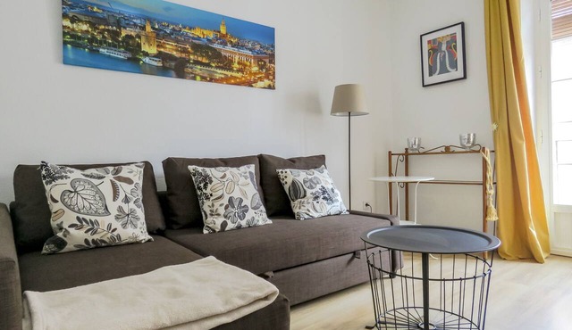 F2 3 bedrooms Apartment with Balcony/WIFI/Air Conditioning/Kitchen in Historic Center