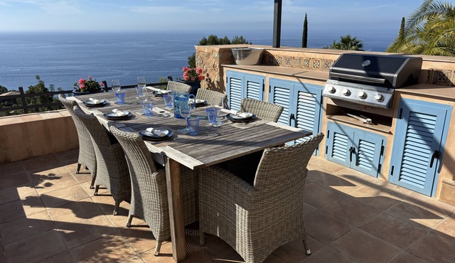 Fabulous 4-bedroom sea view villa with Pool, AC, WiFi in beautiful Deià