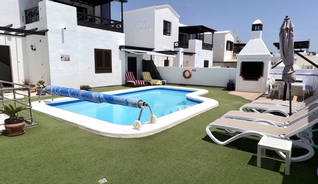 Fabulous Detached Villa in Premier Location, Full Air Con, Heated Pool, Wi-Fi +