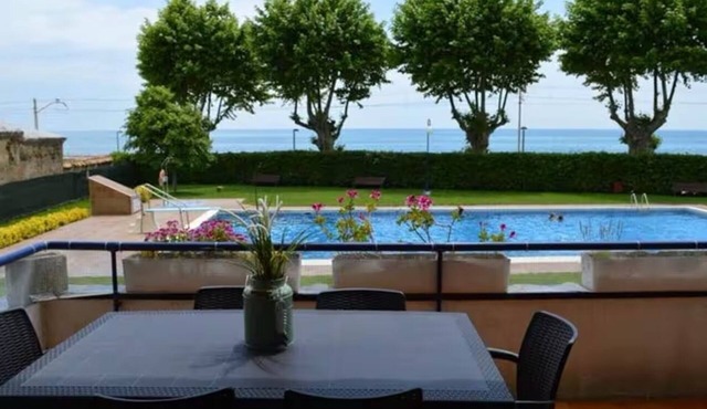 Family apartment with sea views, pool and beach access in Sant Pol de Mar