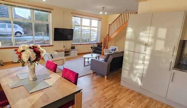 Family friendly 7-Guest Getaway: 2 Baths, Outdoor BBQ & Easy Parking