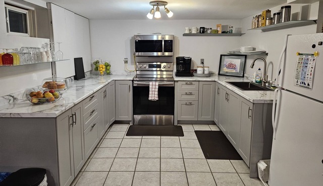 Family-Friendly, quiet, cozy 2-Bedroom Apartment with Continental Breakfast