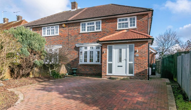 Family Home with Driveway Parking, Sleeps 6, Contractors & Families Welcome