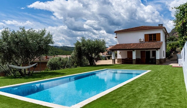 Family house and large swimming pool in the middle of nature (at the foot of Sant Miquel del Fai).