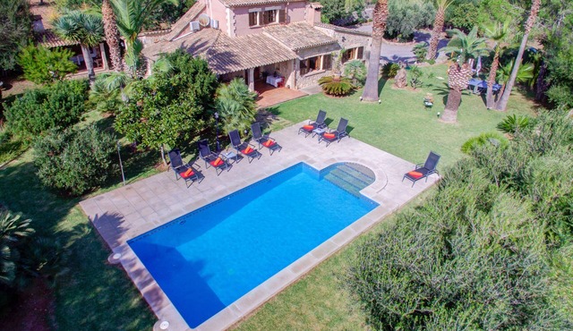 Family House/Large private garden/lawn/9x5 m2 pool/wifi
